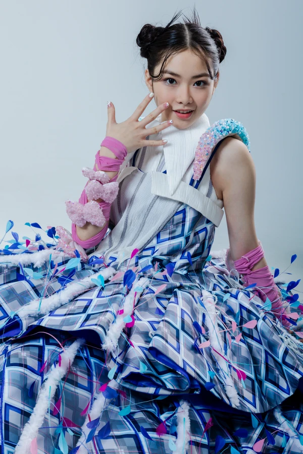 Ánh Sáng AZA: Nhỏ nhất Em xinh, 12 tuổ.i làm idol, 1 mình sang TL thi sống còn - Hình 3