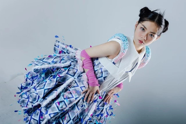 Ánh Sáng AZA: Nhỏ nhất Em xinh, 12 tuổ.i làm idol, 1 mình sang TL thi sống còn - Hình 2