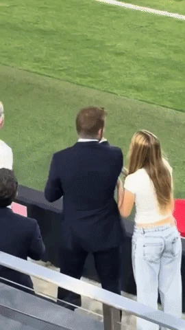 Cam thường tóm gọn David Beckham âu yếm con gái út Harper trên SVĐ, nhan sắc tiểu thư tài phiệt đời thường gây sốt - Hình 1
