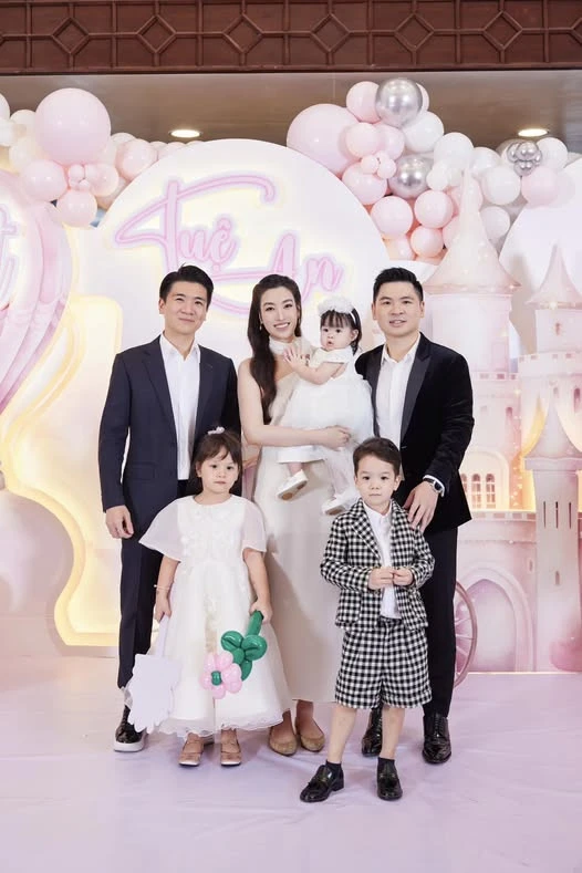 Cậu cả bầu Hiển có con lần 3, vợ bí ẩn lộ thân thế, dâu thứ Đỗ Mỹ Linh ra rìa? - Hình 7