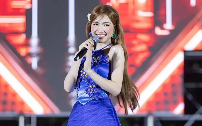 Hòa Minzy chi trăm triệu tặng quà trợ lý, biểu cảm ra sao mà khiến CĐM rần trời? - Hình 2
