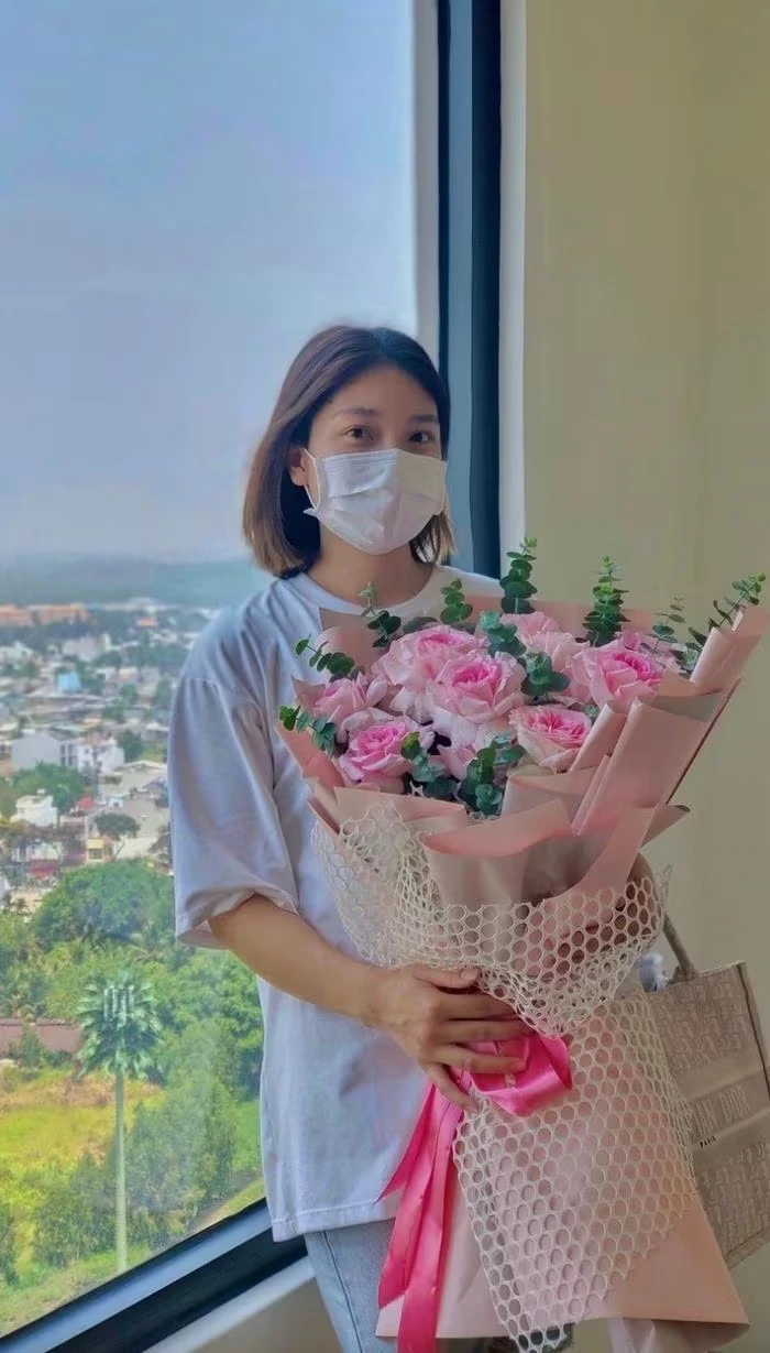 Hòa Minzy chi trăm triệu tặng quà trợ lý, biểu cảm ra sao mà khiến CĐM rần trời? - Hình 7