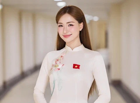 Hòa Minzy chi trăm triệu tặng quà trợ lý, biểu cảm ra sao mà khiến CĐM rần trời? - Hình 1