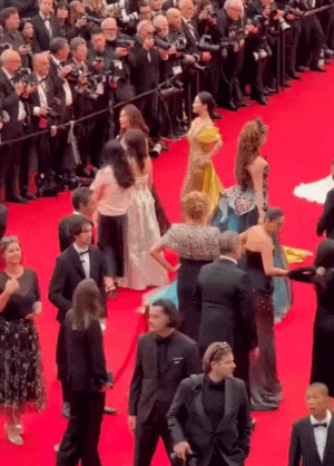 Lố nhất Cannes 2025: 1 mỹ nhân thuê hẳn 4 vệ sĩ lên thảm đỏ nhưng bị phóng viên ngó lơ! - Hình 5