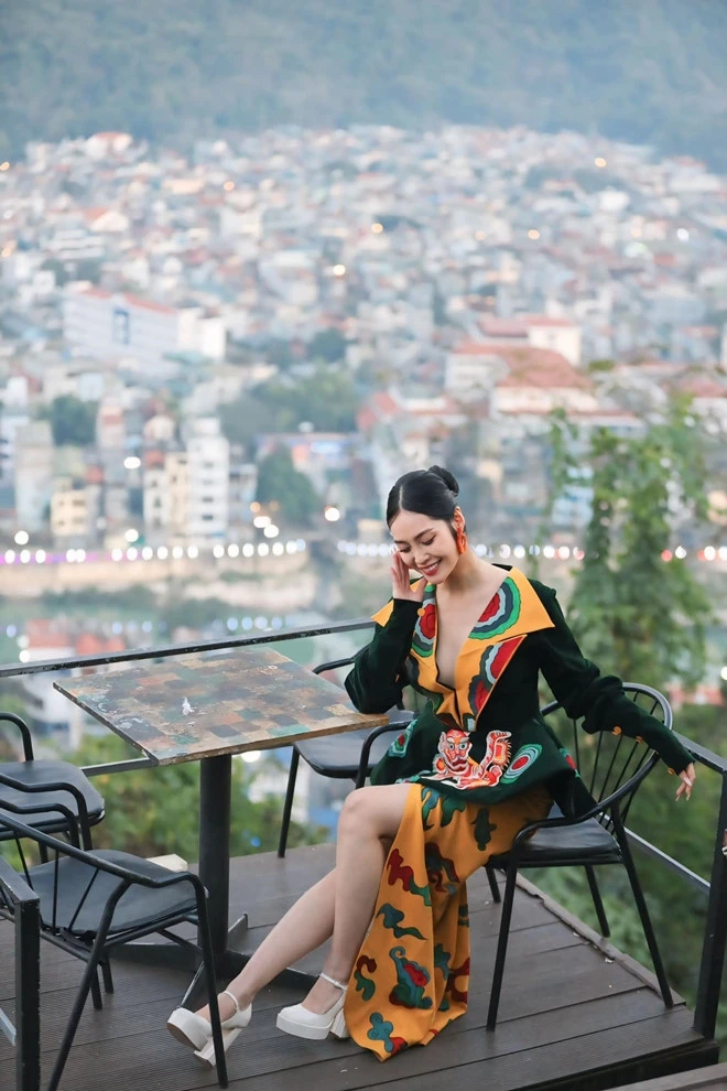 Nông Thúy Hằng: Từ học sinh giỏi văn đến hoa hậu người Tày khiến cả nước tự hào - Hình 3
