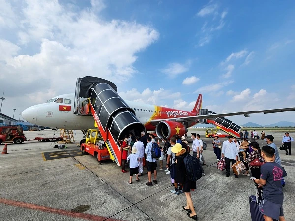 Vụ du khách nước ngoài bị xé thẻ khi lên máy bay: Thái độ nhân viên tranh cãi - Hình 4