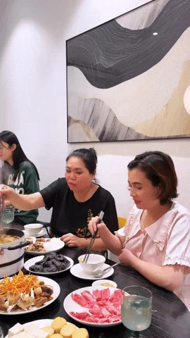 Cảnh sống chung với mẹ chồng lẫn mẹ đẻ của một hot TikToker khiến dân mạng ngỡ ngàng: Con dâu vừa giỏi vừa giàu thì mẹ chồng nào dám chê?! - Hình 3