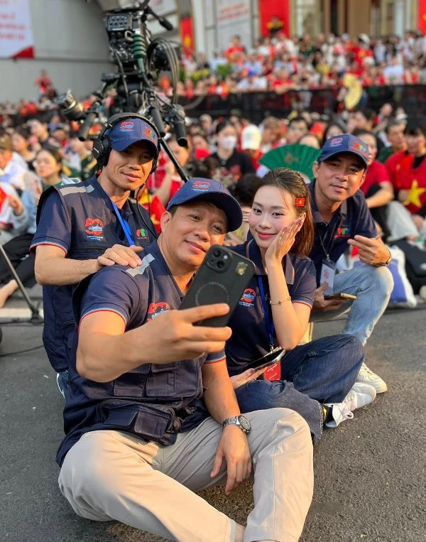 Lễ diễu binh mừng 30/4: 1 nữ MC cướp lời bạn dẫn, VTV bị nói quay tệ - Hình 7