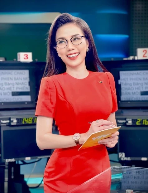 Lễ diễu binh mừng 30/4: 1 nữ MC cướp lời bạn dẫn, VTV bị nói quay tệ - Hình 3