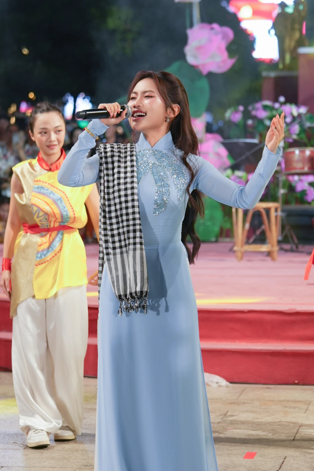 Phương Mỹ Chi lộ khoảnh khắc tỷ view đêm 30/4, hậu ồn ào, vượt Hòa Minzy? - Hình 3