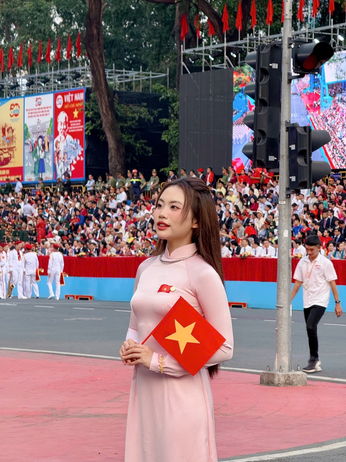 Phương Mỹ Chi lộ khoảnh khắc tỷ view đêm 30/4, hậu ồn ào, vượt Hòa Minzy? - Hình 2