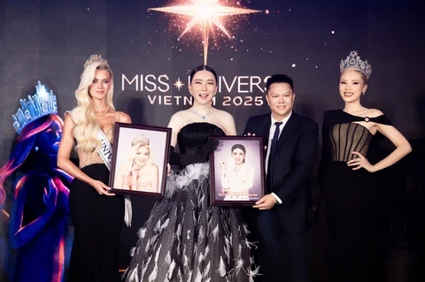 Thanh Thủy mặc hở đi công du, fan chế lố lăng, mất chất Miss International - Hình 5