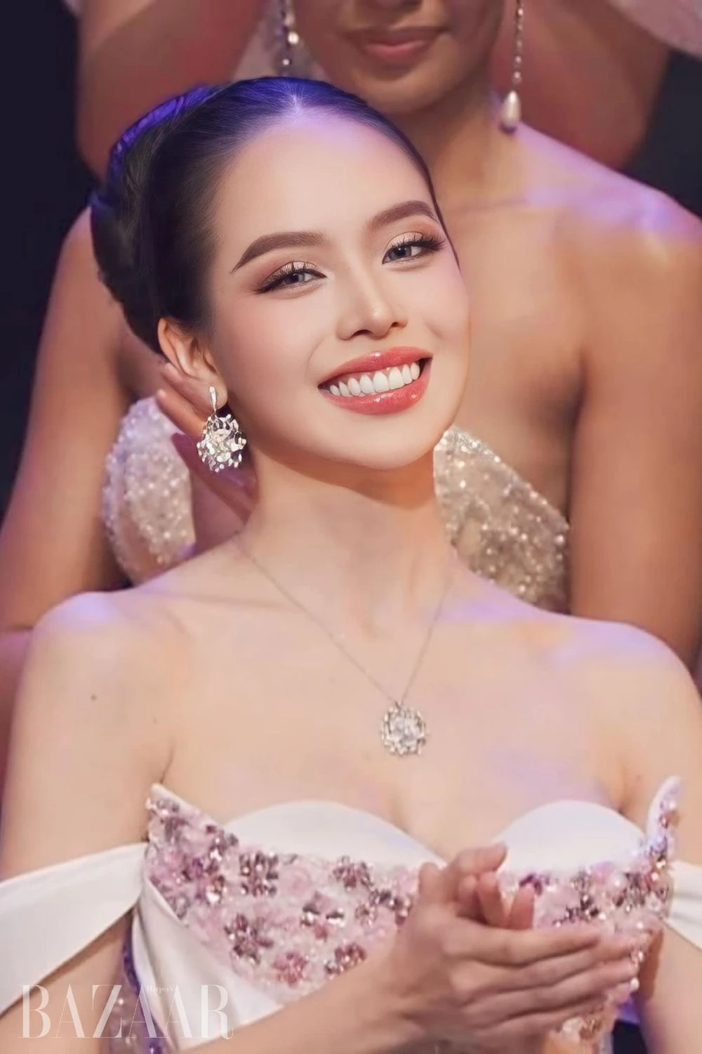 Thanh Thủy mặc hở đi công du, fan chế lố lăng, mất chất Miss International - Hình 6