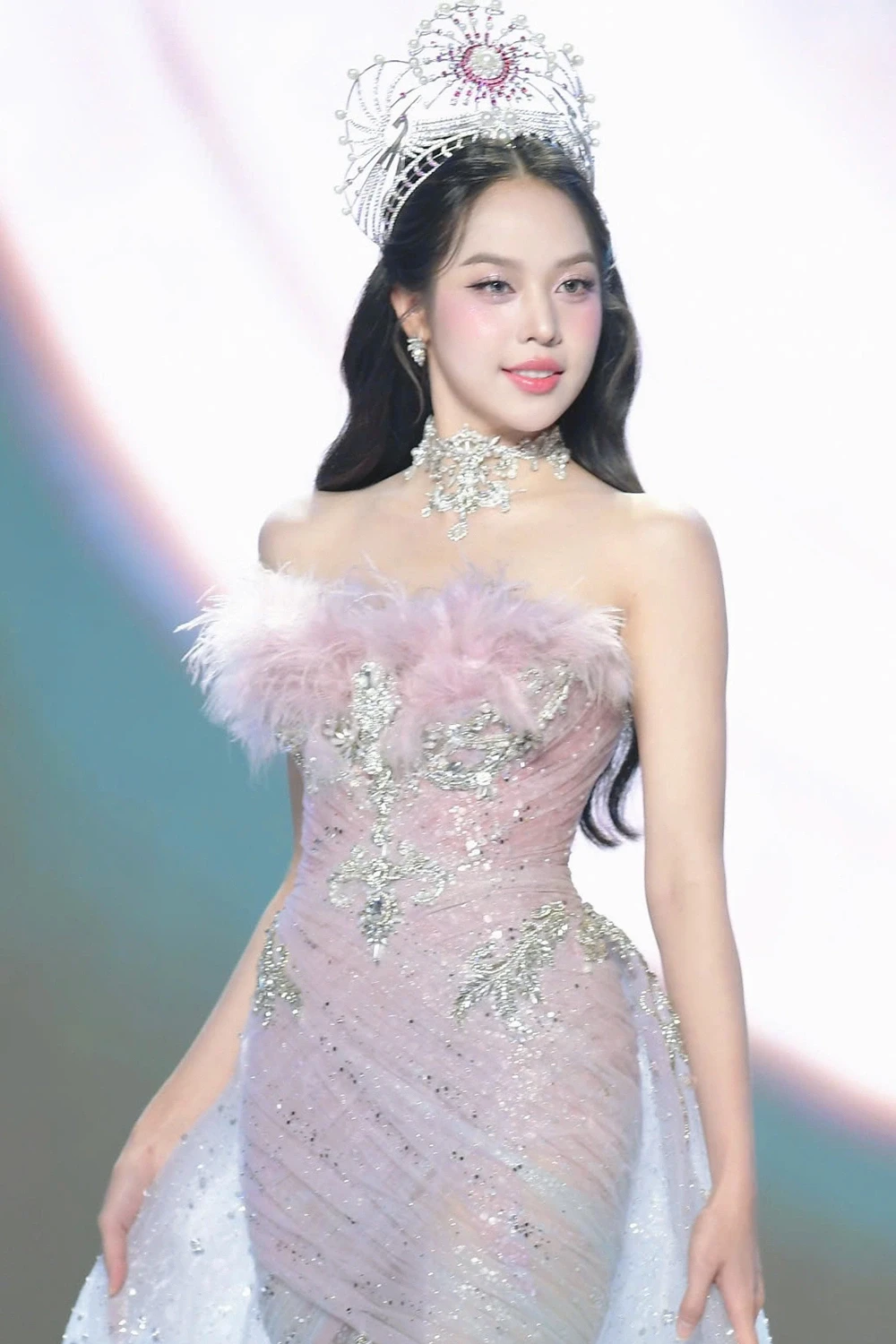 Thanh Thủy mặc hở đi công du, fan chế lố lăng, mất chất Miss International - Hình 3