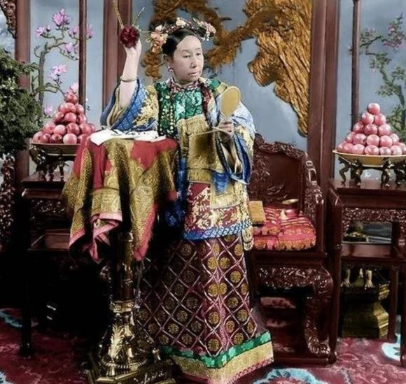 Giường ngủ Từ Hi Thái hậu bị người phương Tây khắc chữ, nôi dung quá sốc! - Hình 6