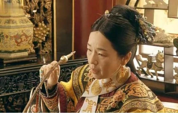 Giường ngủ Từ Hi Thái hậu bị người phương Tây khắc chữ, nôi dung quá sốc! - Hình 1