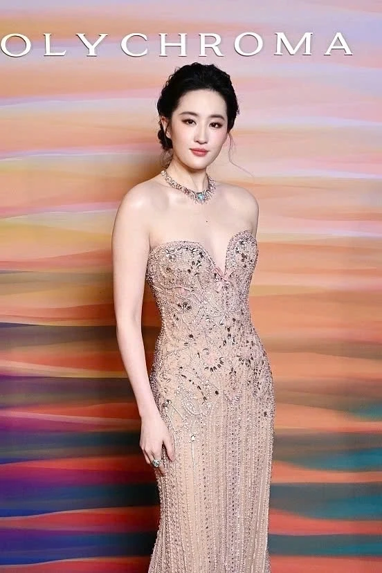 Lisa quyết hạ bệ Lưu Diệc Phi, lên bộ cánh cầu kỳ, dân mạng đặt lên bàn cân - Hình 4
