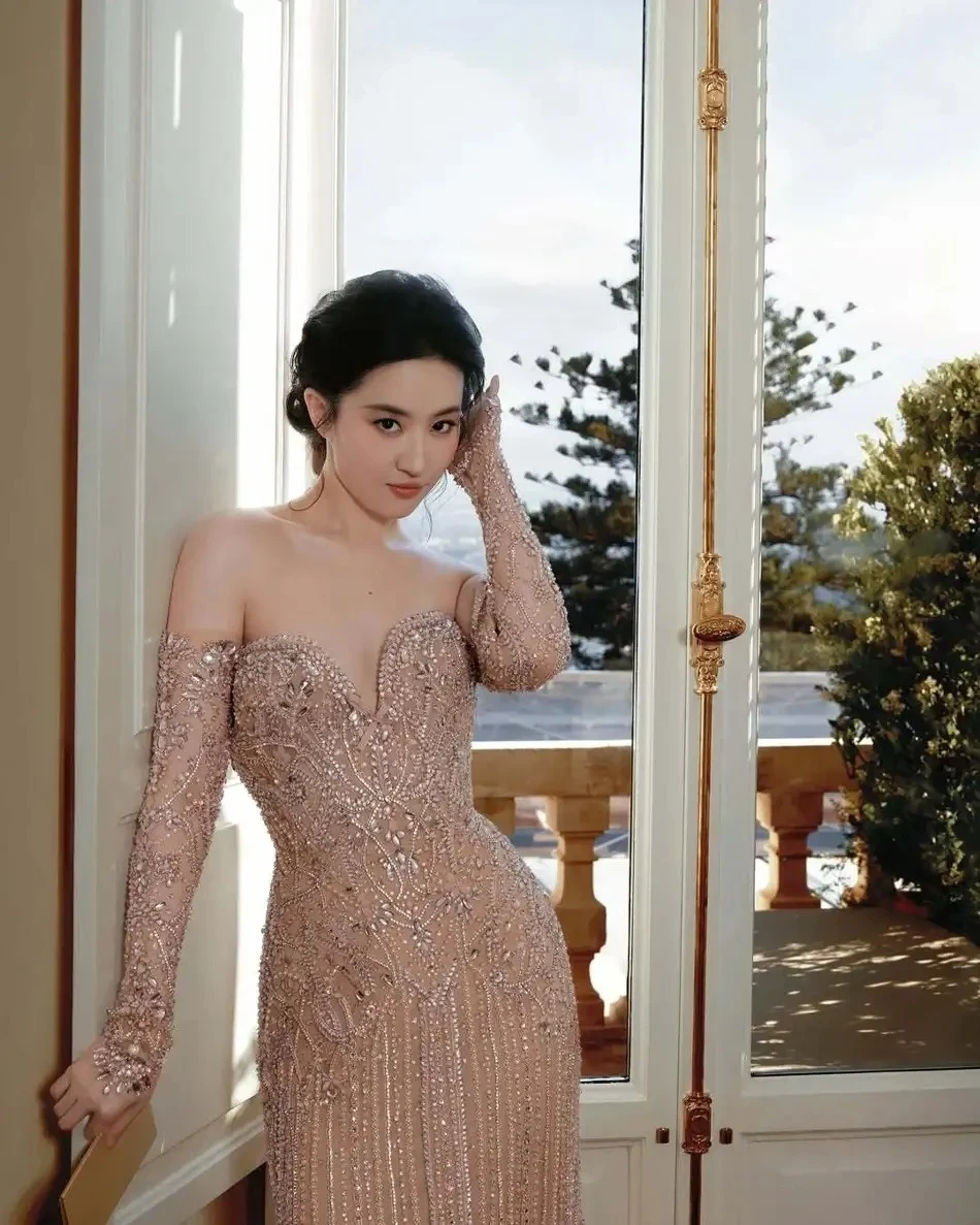 Lisa quyết hạ bệ Lưu Diệc Phi, lên bộ cánh cầu kỳ, dân mạng đặt lên bàn cân - Hình 5