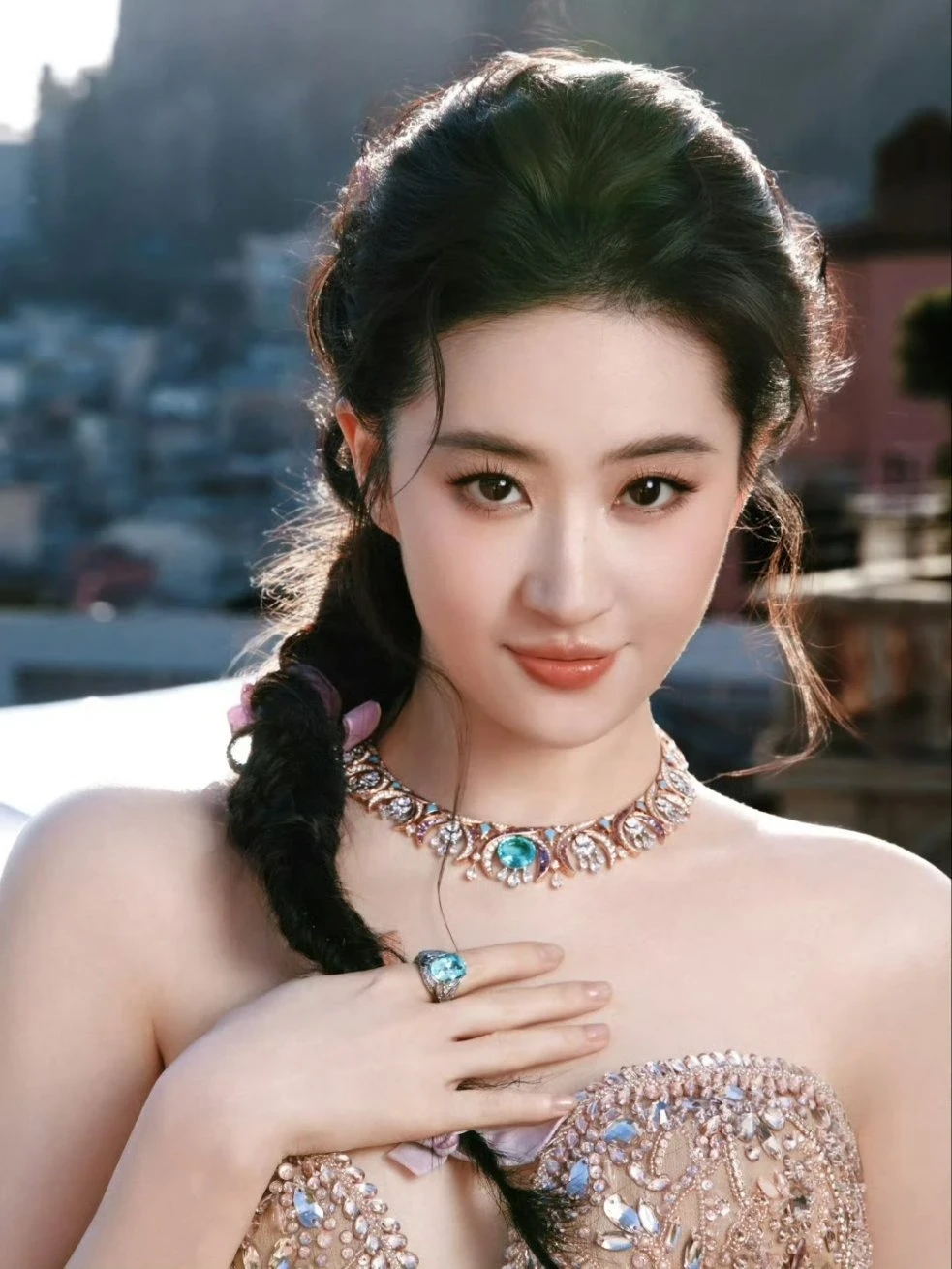 Lisa quyết hạ bệ Lưu Diệc Phi, lên bộ cánh cầu kỳ, dân mạng đặt lên bàn cân - Hình 3