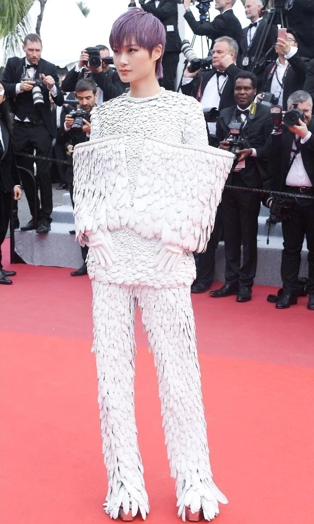 Lý Vũ Xuân: Ca sĩ hàng đầu Cbiz, thượng khách không ai dám đụng của LHP Cannes - Hình 6