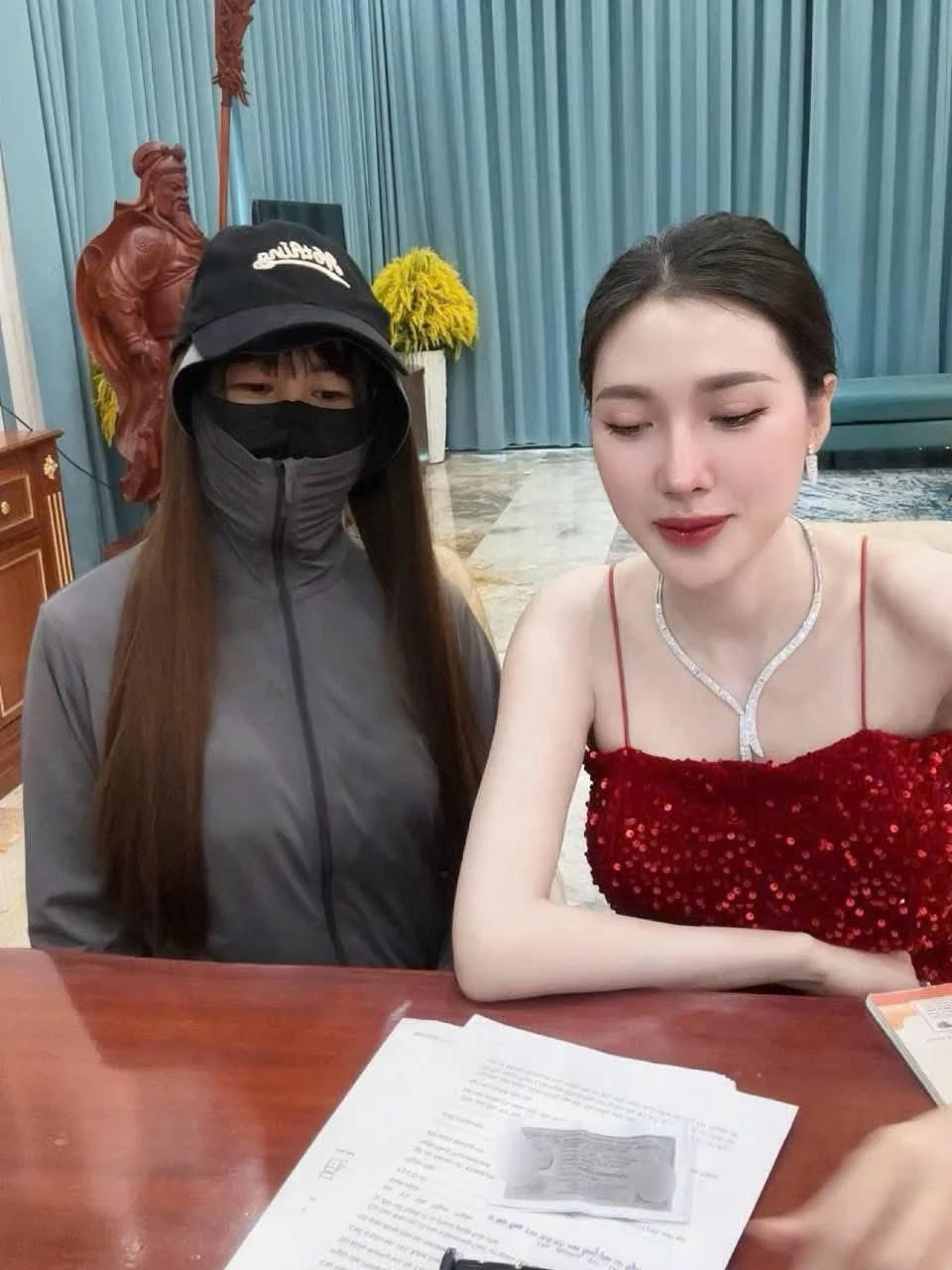 Ngân Collagen mời bà dì ở Mỹ về VN đối chất Ngân 98, hàng xóm kể điều lạ - Hình 1