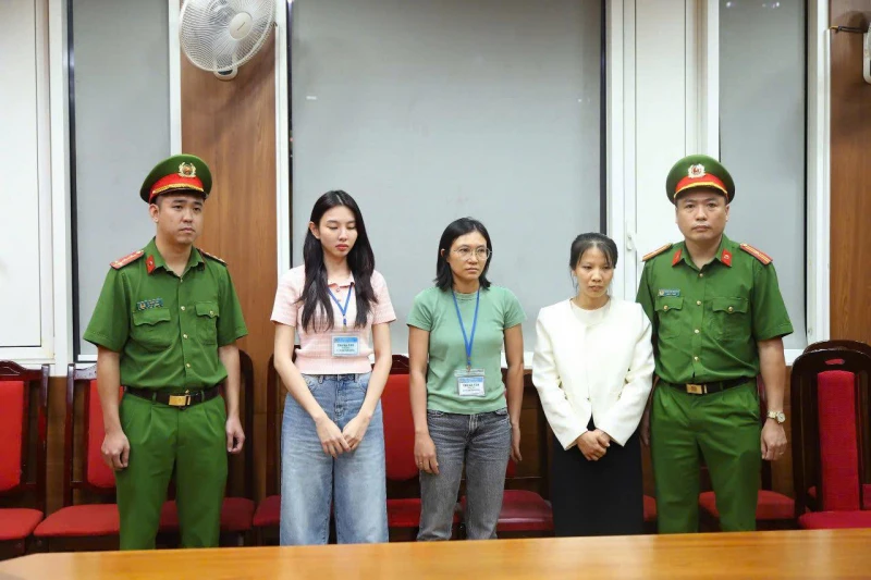 Thùy Tiên bị bế vì đứa con tinh thần, Nawat liền phủi tay tước vương miện - Hình 2