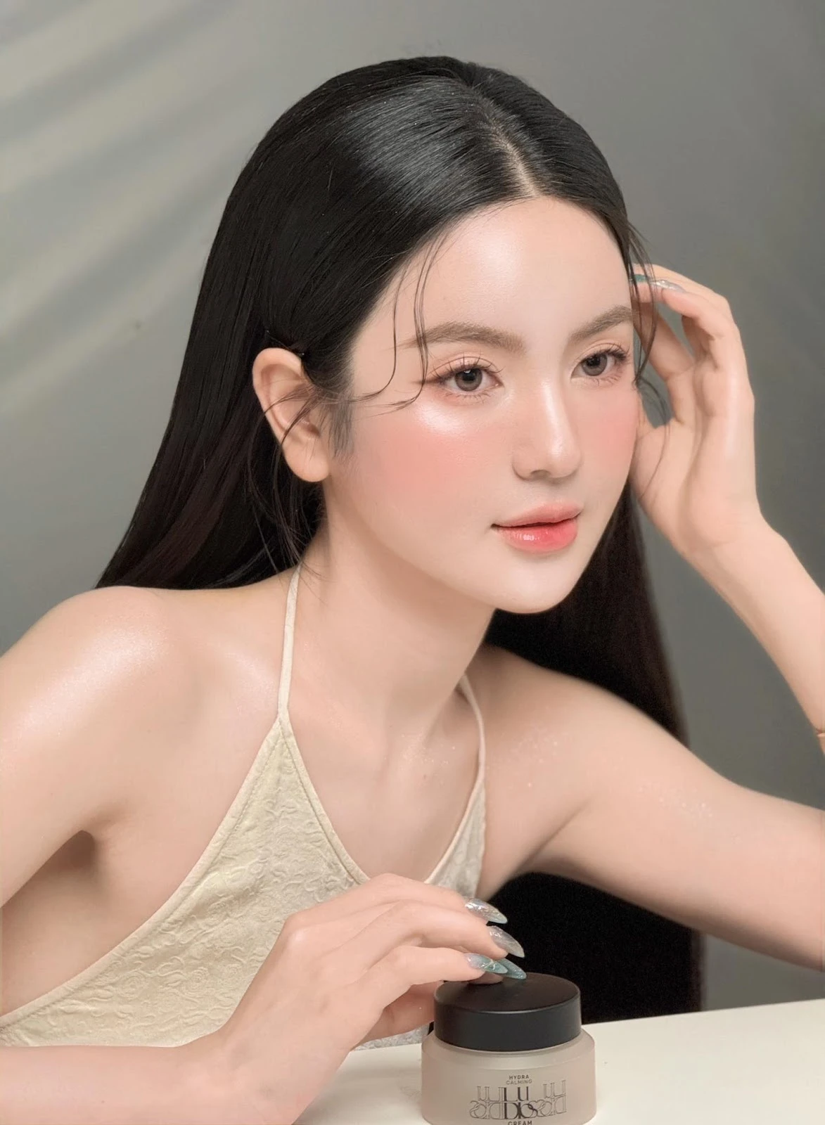 Vợ Quang Hải phẫu thuật thẩm mỹ bị nhầm Hòa Minzy, vợ Văn Hậu khoe đẹp tự nhiên - Hình 6