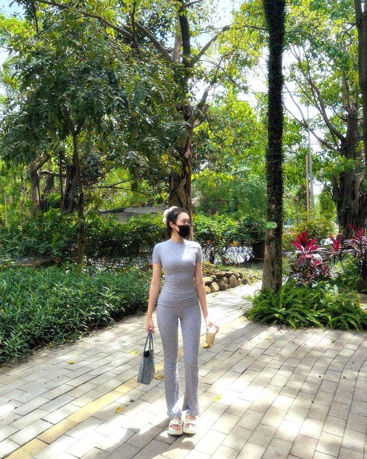 Vợ Quang Hải phẫu thuật thẩm mỹ bị nhầm Hòa Minzy, vợ Văn Hậu khoe đẹp tự nhiên - Hình 8