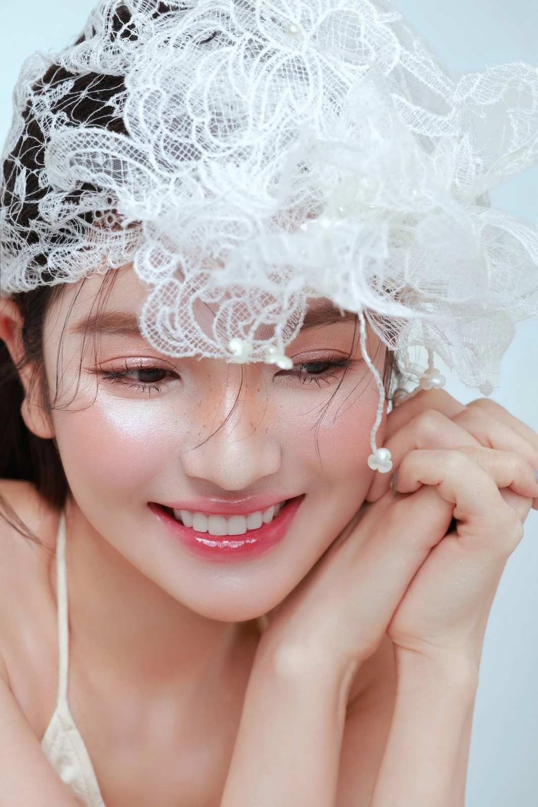 Vợ Quang Hải phẫu thuật thẩm mỹ bị nhầm Hòa Minzy, vợ Văn Hậu khoe đẹp tự nhiên - Hình 3