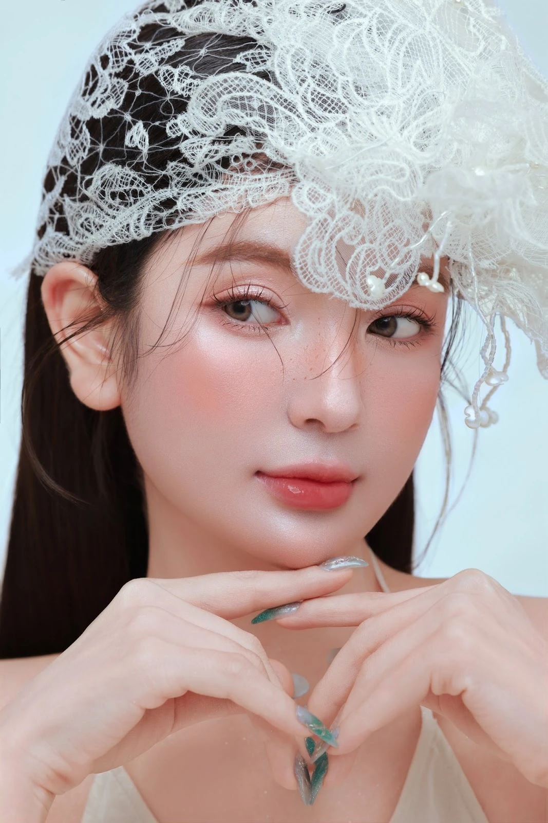 Vợ Quang Hải phẫu thuật thẩm mỹ bị nhầm Hòa Minzy, vợ Văn Hậu khoe đẹp tự nhiên - Hình 1