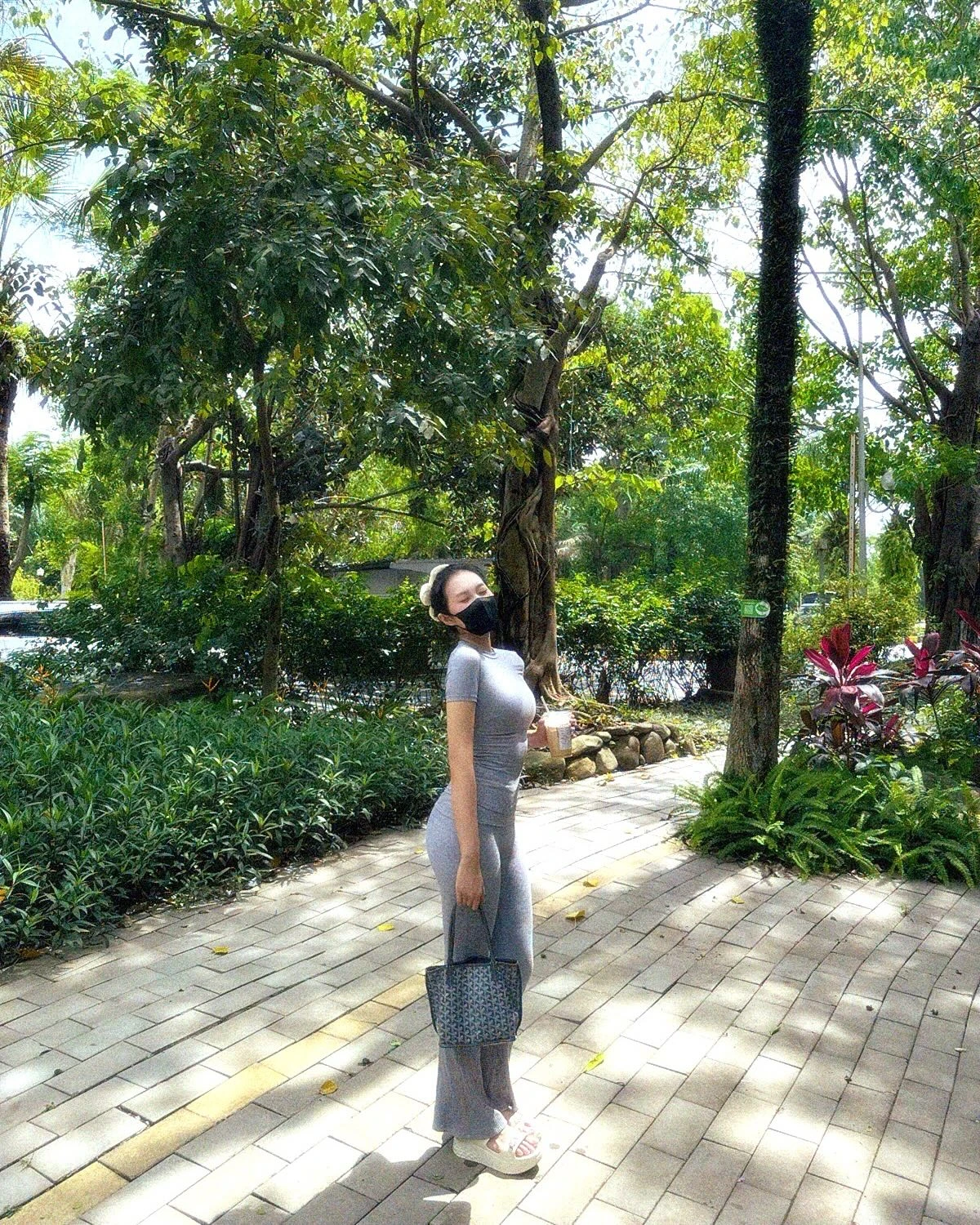 Vợ Quang Hải phẫu thuật thẩm mỹ bị nhầm Hòa Minzy, vợ Văn Hậu khoe đẹp tự nhiên - Hình 9