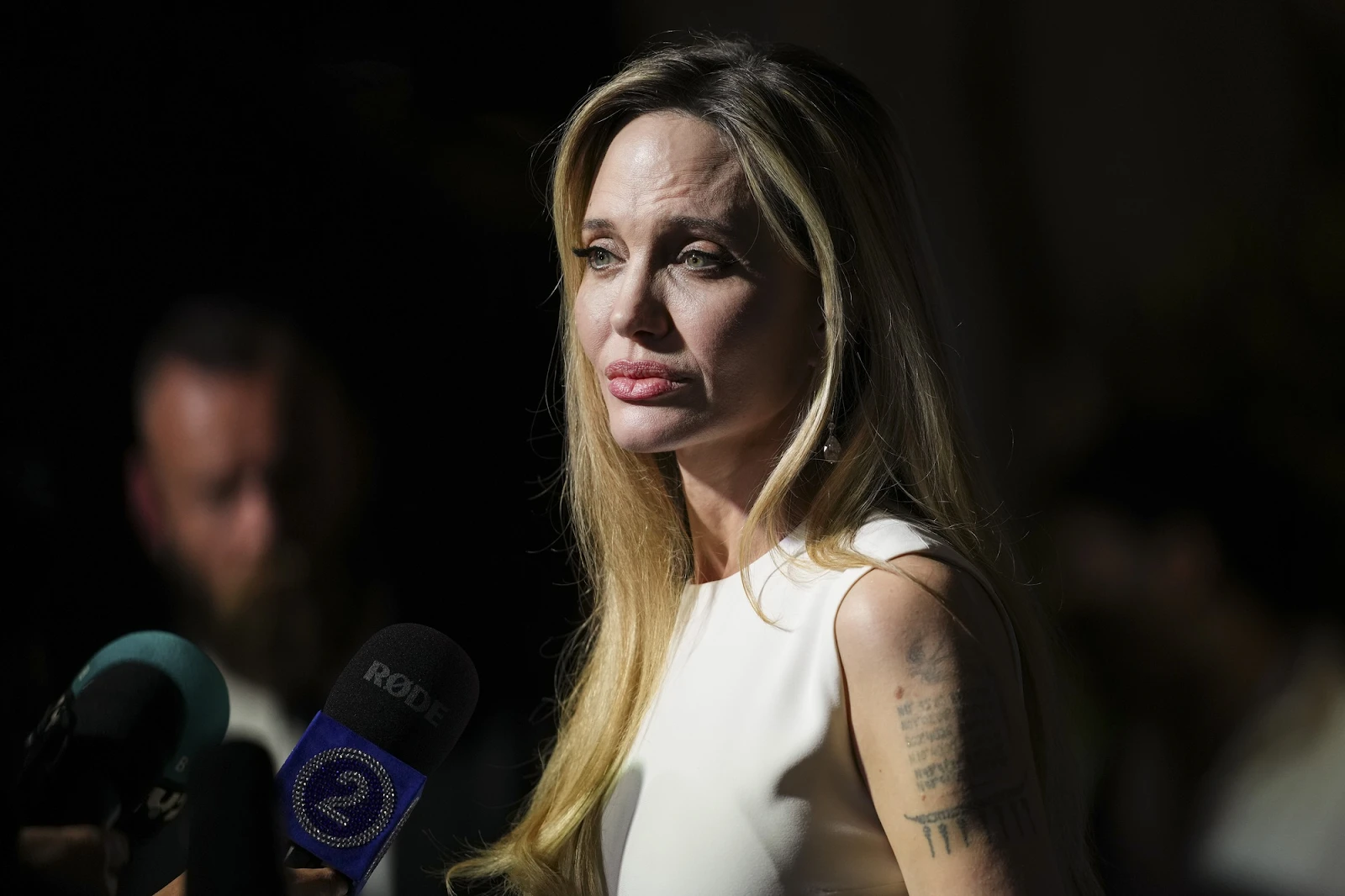 Angelina Jolie đụng ý tưởng với Hà Hồ, lên đồ y hệt, ai đỉnh hơn? - Hình 6