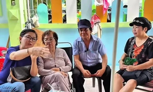 Cuộc đời nam nghệ sĩ Việt không nhà cửa, phải đi trông xe 16 tiếng một ngày, lương tháng 5 triệu - Hình 1