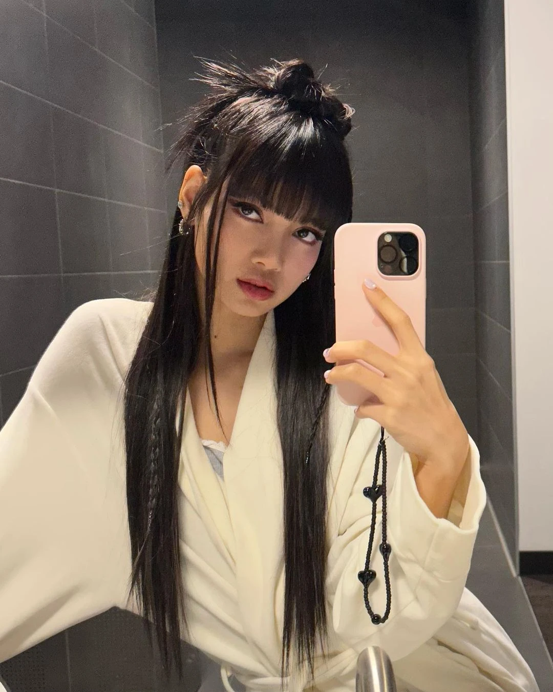 Lisa (BLACKPINK) nghi vấn dựa hơi bạn trai tài phiệt, fan phản pháo gay gắt - Hình 5