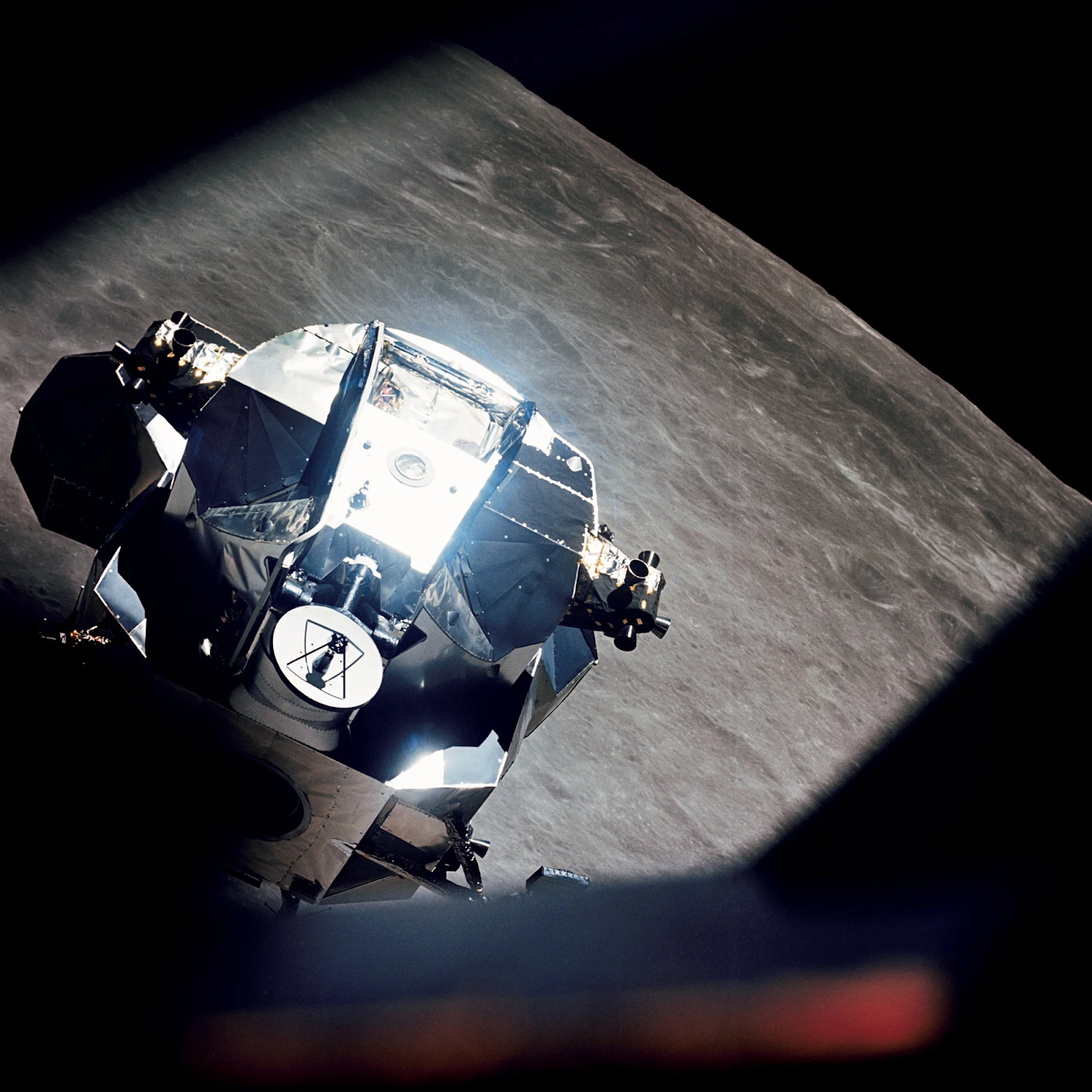 Nasa almost broke apart during a trip to the Moon 55 years ago, shocking reason - Photo 2