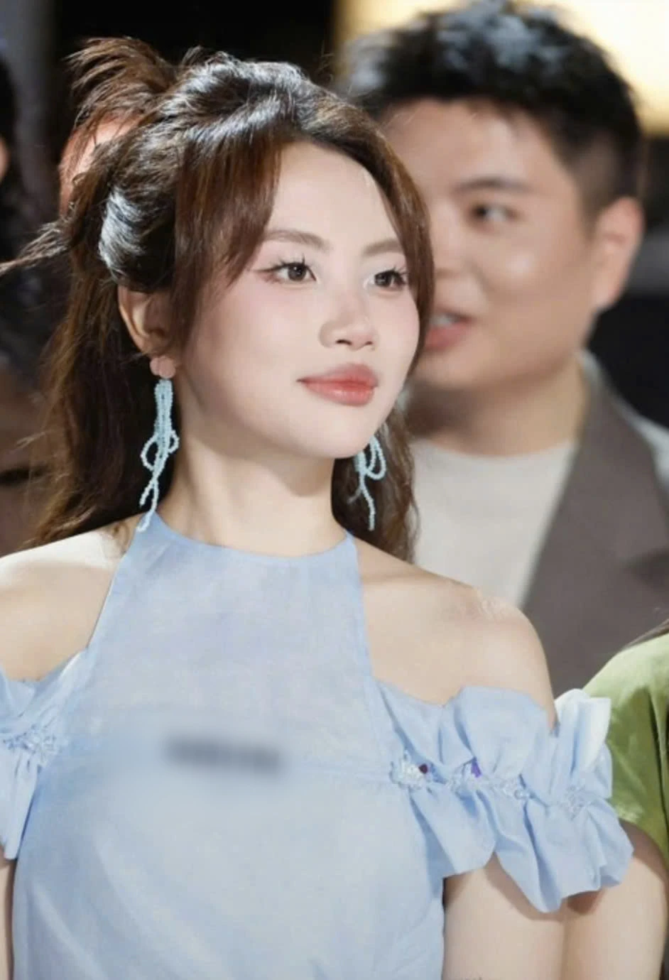 Phương Mỹ Chi lén xuất ngoại vẫn gây sốt, 1 Em xinh vô tình gặp hoạ, được ưu ái? - Hình 1