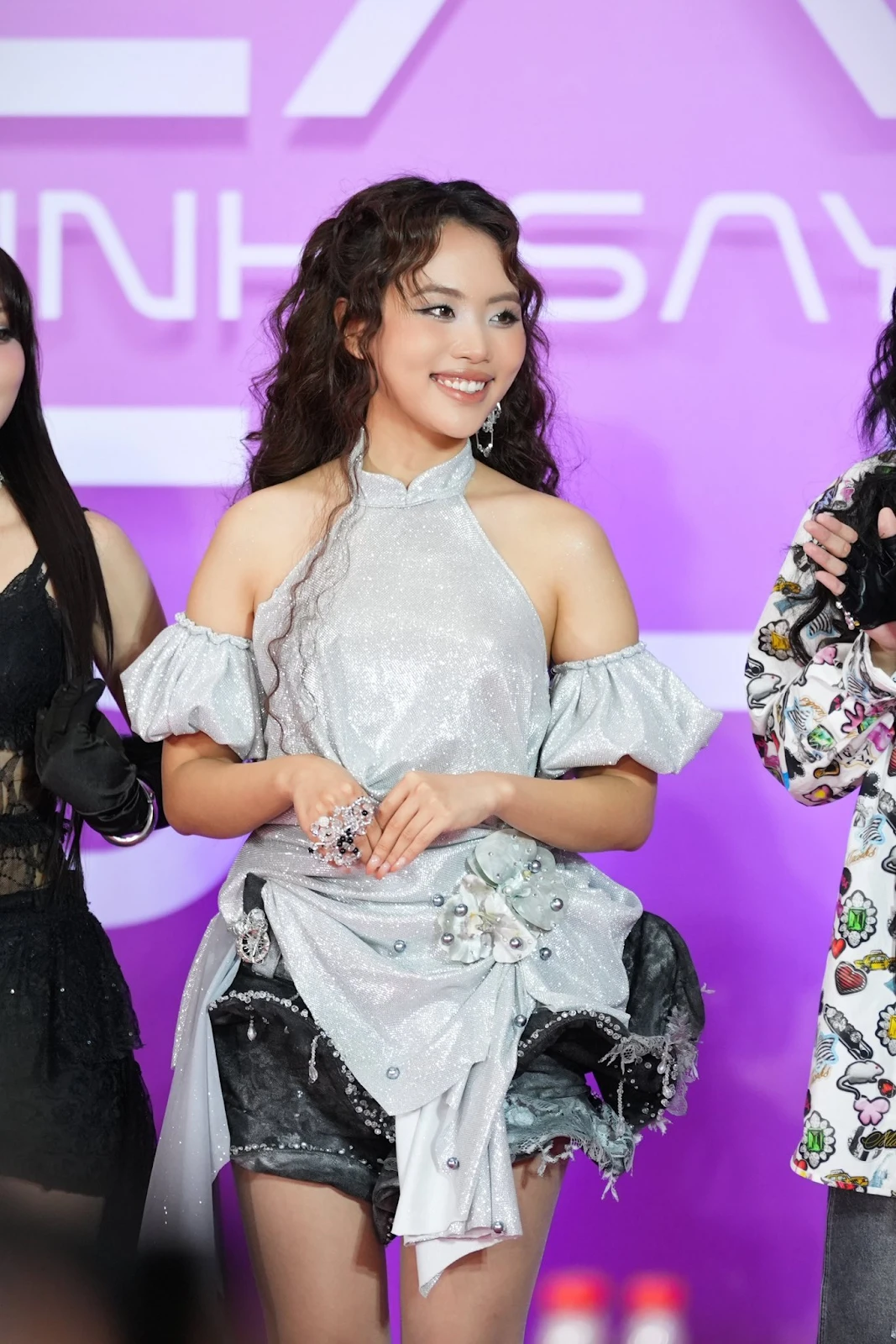 Phương Mỹ Chi lén xuất ngoại vẫn gây sốt, 1 Em xinh vô tình gặp hoạ, được ưu ái? - Hình 6