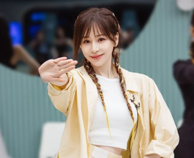 Vương Tâm Lăng Nữ thần thanh xuân làm tổng tài bất chấp đu idol, đỉnh cỡ nào? - Hình 1