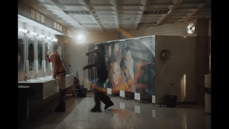 Đoạn video quay cảnh 2 nữ idol quyết chiến ngay giữa đường nhưng phản ứng của netizen lạnh nhạt đến sốc - Hình 1