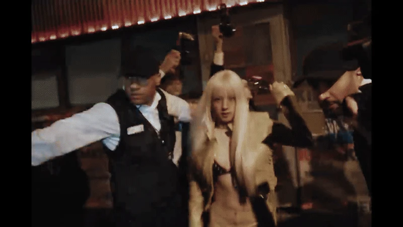 Đoạn video quay cảnh 2 nữ idol quyết chiến ngay giữa đường nhưng phản ứng của netizen lạnh nhạt đến sốc - Hình 2