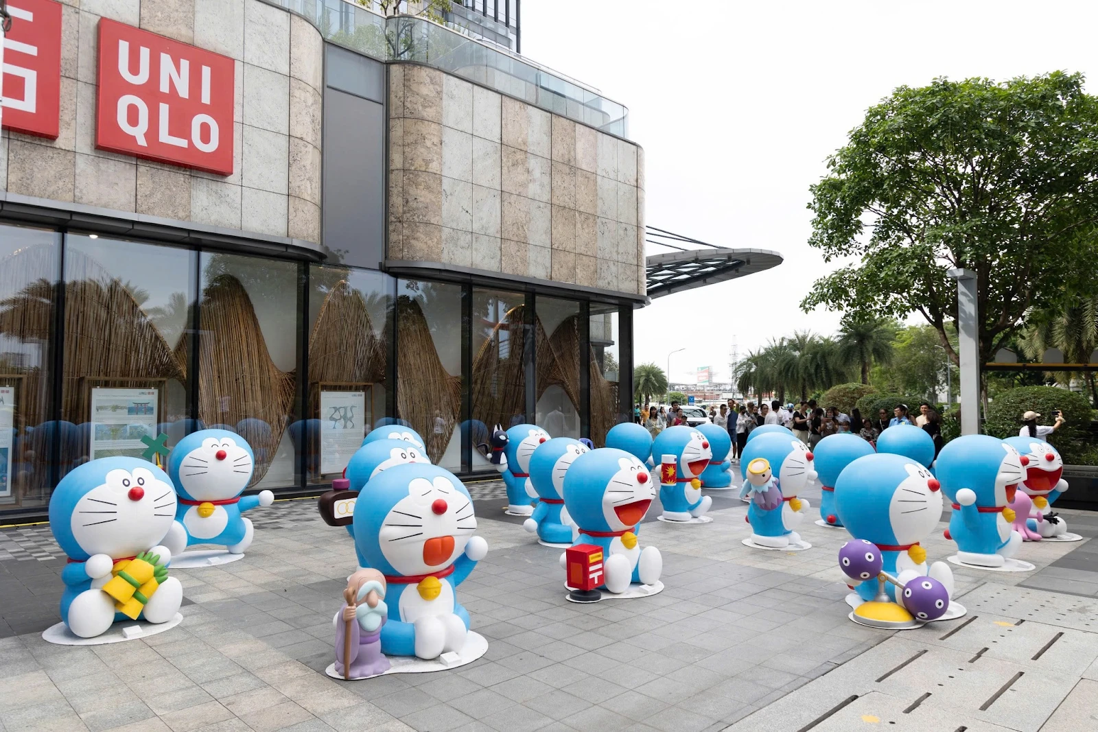 Doremon xâm nhập VN, tín đồ Mèo Máy đổ bộ checkin Landmark, lộ chi tiết đáng ngờ - Hình 5