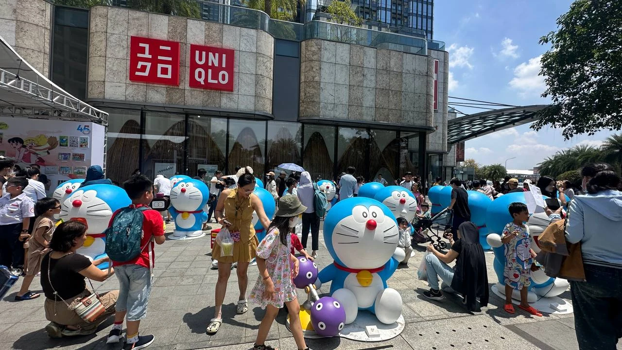 Doremon xâm nhập VN, tín đồ Mèo Máy đổ bộ checkin Landmark, lộ chi tiết đáng ngờ - Hình 2