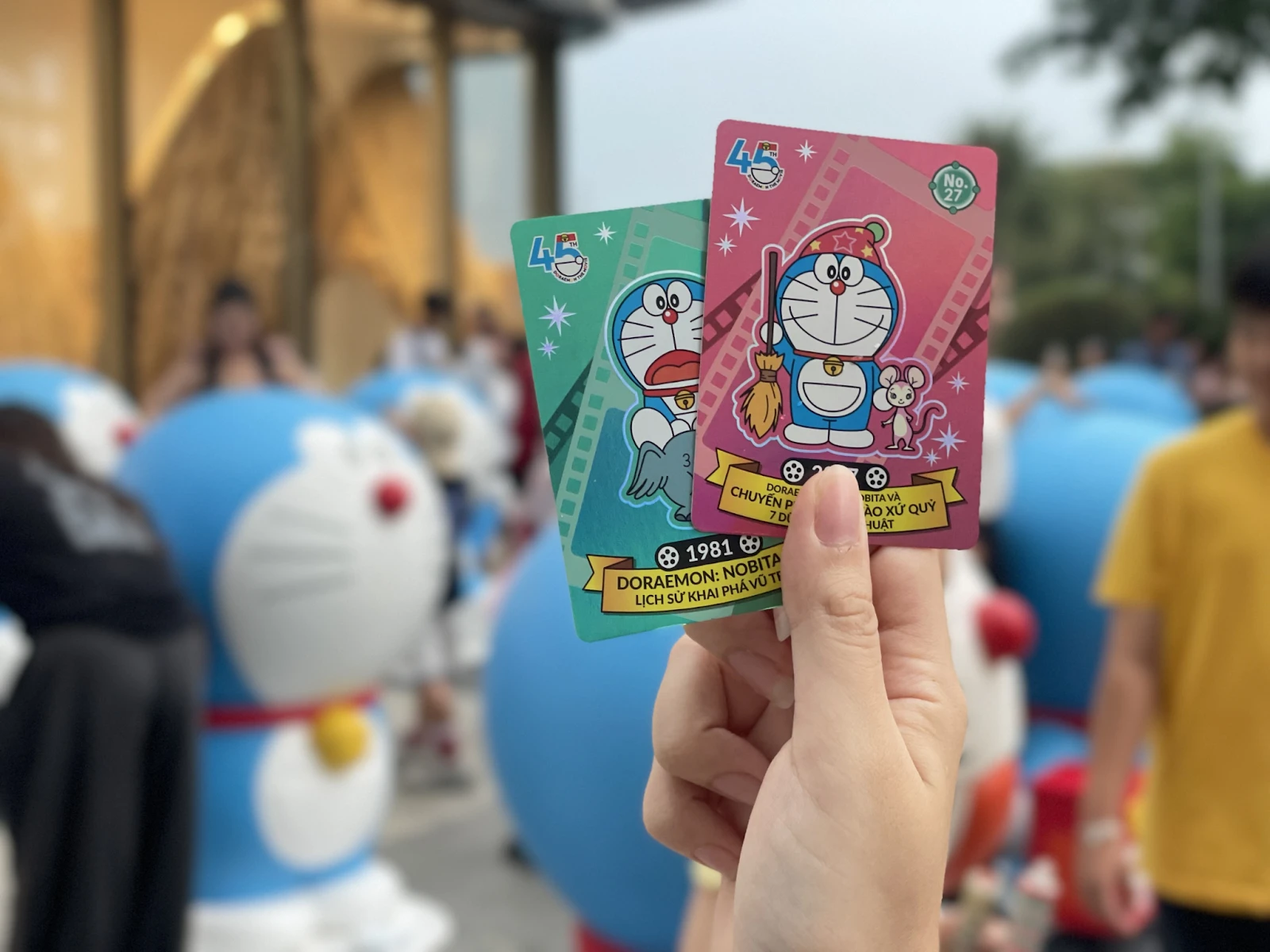 Doremon xâm nhập VN, tín đồ Mèo Máy đổ bộ checkin Landmark, lộ chi tiết đáng ngờ - Hình 1