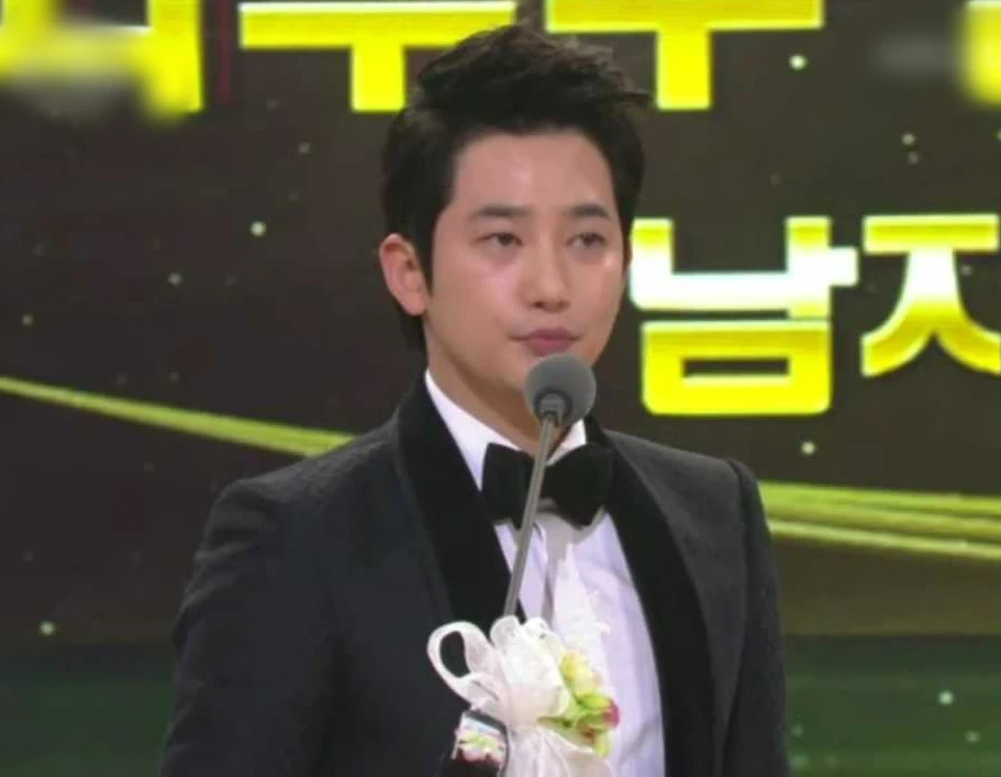 Park Shi Hoo: Mỹ nam toang sự nghiệp vì yêu gái trẻ, giờ nhan sắc khó tin - Hình 3