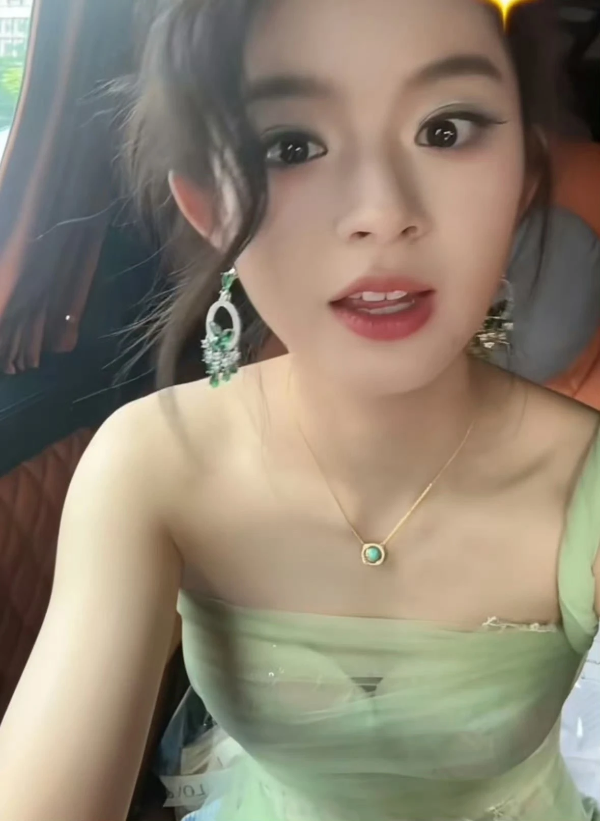 Chỉ vì đôi hoa tai hơn 8 tỷ, mỹ nhân showbiz 17 tuổ.i khiến bố bị điều tra khẩn - Hình 2