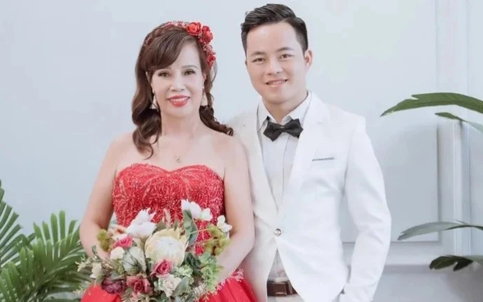 Cô dâu Thu Sao live ăn uống, diện mạo hiện tại sốc nặng, hết tiề.n căng da? - Hình 1