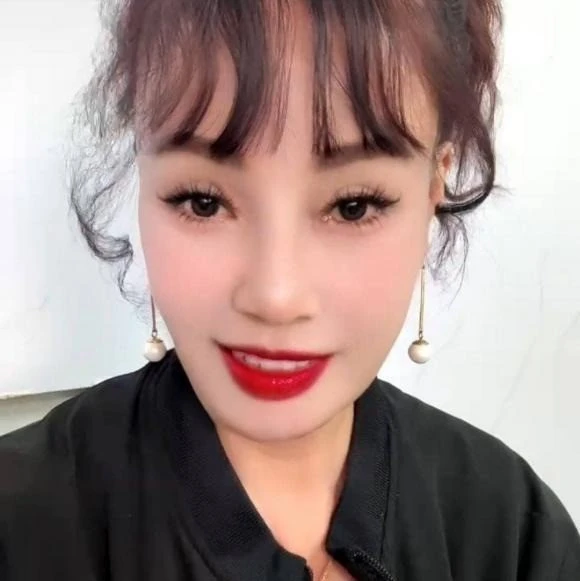 Cô dâu Thu Sao live ăn uống, diện mạo hiện tại sốc nặng, hết tiề.n căng da? - Hình 3