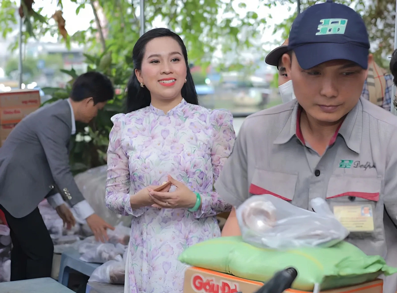 Mẹ con cô 6 học lỏm Hồng Loan làm từ thiện, tích cực xây dựng hình ảnh? - Hình 6