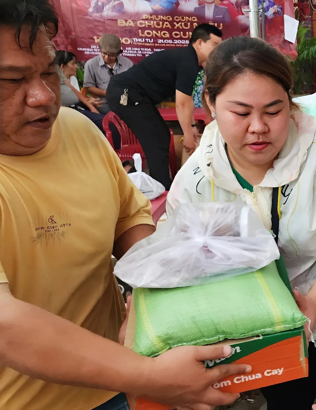 Mẹ con cô 6 học lỏm Hồng Loan làm từ thiện, tích cực xây dựng hình ảnh? - Hình 4