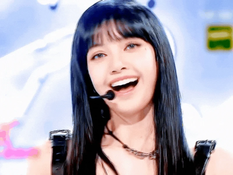 Ngoại hình biến đổi gây sốc của búp bê Thái: Lúc xinh như nàng thơ, khi hở bạo khiến cả thế giới tranh cãi - Hình 13